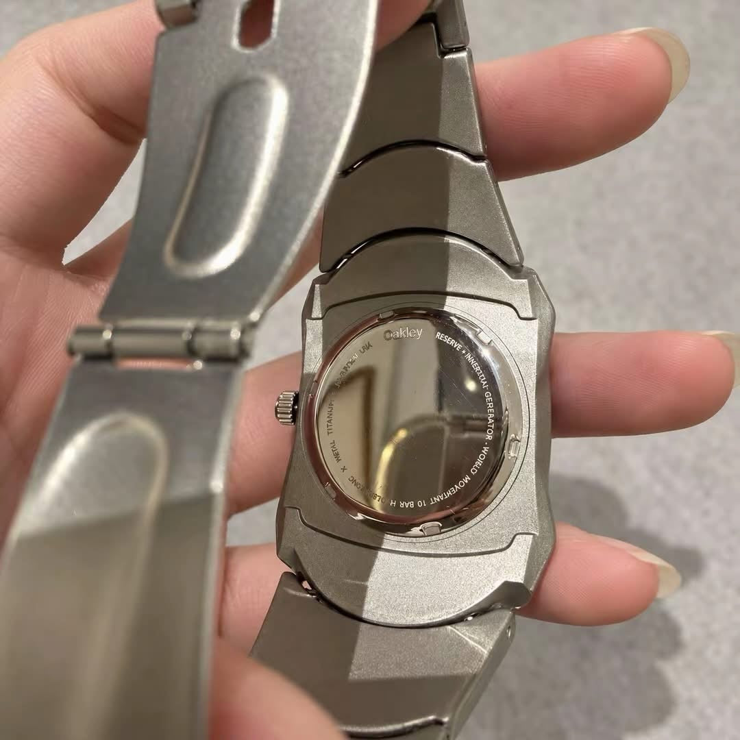 Vintage Oakley Time Bomb Titanium Cannon Red Watch – 10-009
